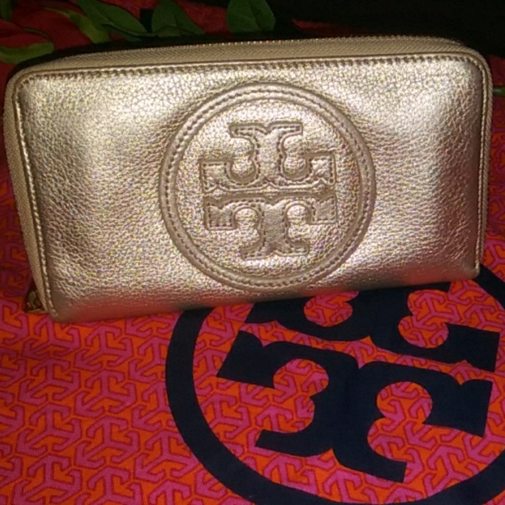 🌟Beautiful Gold Tory Burch Double Stacked Logo Zip Around Wallet🌟